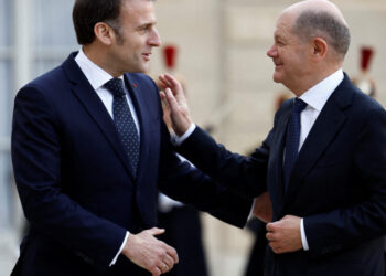 French President Emmanuel Macron welcomes German Chancellor Olaf Scholz as he arrives for a meeting with European leaders on Ukraine and European security at the Elysee Palace in Paris, France, February 17, 2025. REUTERS/Abdul Saboor