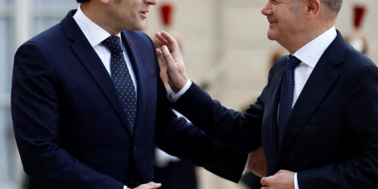 French President Emmanuel Macron welcomes German Chancellor Olaf Scholz as he arrives for a meeting with European leaders on Ukraine and European security at the Elysee Palace in Paris, France, February 17, 2025. REUTERS/Abdul Saboor