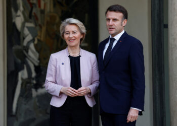 French President Emmanuel Macron welcomes European Commission President Ursula von der Leyen  as she arrives for a meeting with European leaders on Ukraine and European security at the Elysee Palace in Paris, France, February 17, 2025. REUTERS/Gonzalo Fuentes