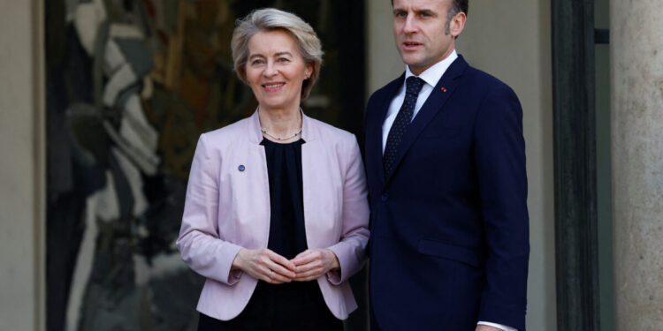 French President Emmanuel Macron welcomes European Commission President Ursula von der Leyen  as she arrives for a meeting with European leaders on Ukraine and European security at the Elysee Palace in Paris, France, February 17, 2025. REUTERS/Gonzalo Fuentes