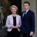 French President Emmanuel Macron welcomes European Commission President Ursula von der Leyen  as she arrives for a meeting with European leaders on Ukraine and European security at the Elysee Palace in Paris, France, February 17, 2025. REUTERS/Gonzalo Fuentes