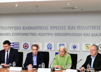 Έκτακτη σύσκεψη υπό τον Πρωθυπουργό Κυριάκο Μητσοτάκη με θέμα τη σεισμική δραστηριότητα στη θαλάσσια περιοχή μεταξύ Σαντορίνης και Αμοργού, στο υπουργείο Κλιματικής Κρίσης και Πολιτικής Προστασίας, Τετάρτη 5 Φεβρουαρίου 2025. Στην σύσκεψη συμμετείχαν ο υπουργός Πολιτικής Προστασίας Βασίλης Κικίλιας,  ο σεισμολόγος Κώστας Παπαζάχος, η ηφαιστειολόγος Εύη Νομικού, ο καθηγητής Εφαρμοσμένης Μηχανικής Κωνσταντίνος Συνολάκης και ο πρόεδρος του ΟΑΣΠ, Ευθύμιος Λέκκας.
(ΤΑΤΙΑΝΑ ΜΠΟΛΑΡΗ/EUROKINISSI)