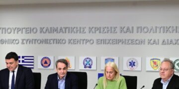 Έκτακτη σύσκεψη υπό τον Πρωθυπουργό Κυριάκο Μητσοτάκη με θέμα τη σεισμική δραστηριότητα στη θαλάσσια περιοχή μεταξύ Σαντορίνης και Αμοργού, στο υπουργείο Κλιματικής Κρίσης και Πολιτικής Προστασίας, Τετάρτη 5 Φεβρουαρίου 2025. Στην σύσκεψη συμμετείχαν ο υπουργός Πολιτικής Προστασίας Βασίλης Κικίλιας,  ο σεισμολόγος Κώστας Παπαζάχος, η ηφαιστειολόγος Εύη Νομικού, ο καθηγητής Εφαρμοσμένης Μηχανικής Κωνσταντίνος Συνολάκης και ο πρόεδρος του ΟΑΣΠ, Ευθύμιος Λέκκας.
(ΤΑΤΙΑΝΑ ΜΠΟΛΑΡΗ/EUROKINISSI)