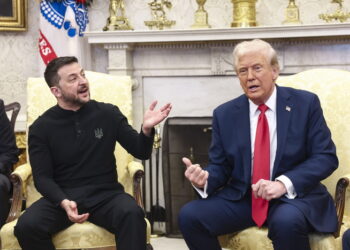 epaselect epa11930694 US President Donald Trump (R) meets with  Ukrainian President Volodymyr Zelensky (L) in the Oval Office of the White House in Washington, DC, USA, 28 February 2025. Zelensky is in Washington to sign the framework of a deal, pushed by President Trump, to share Ukraines’s mineral wealth with the US.  EPA/JIM LO SCALZO / POOL