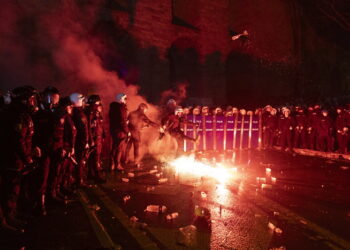 epa11979514 Turkish riot police block demonstrators trying to march to Taksim Square from the Istanbul Municipality headquarters during a protest against the detention of Istanbul Mayor Ekrem Imamoglu, in Istanbul, Turkey, 21 March 2025. Turkish authorities detained Istanbul mayor Ekrem Imamoglu, of the oppositional Republican People's Party (CHP), along with 100 others on 19 March as part of an investigation into alleged corruption and terror links, according to a statement by the Istanbul chief public prosecutor.  EPA/TOLGA BOZOGLU