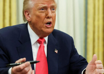 FILE PHOTO: U.S. President Donald Trump speaks in the Oval Office, on the day he signs executive orders, at the White House in Washington, D.C., U.S. March 6, 2025. REUTERS/Evelyn Hockstein/File Photo