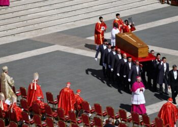 The coffin of Pope Francis is carried during the funeral Mass of Pope Francis in St. Peter's Square at the Vatican, April 26, 2025. REUTERS/Kai Pfaffenbach