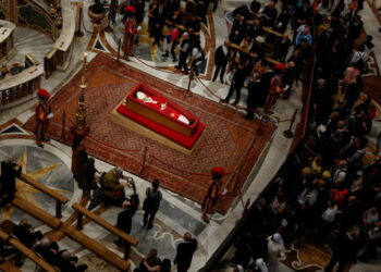 Mourners pay their respects as Pope Francis lies in state in St. Peter's Basilica at the Vatican, April 24, 2025. REUTERS/Susana Vera