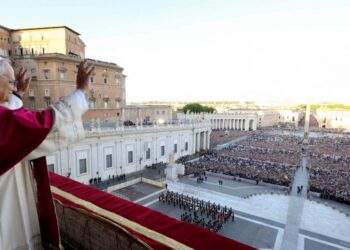 Newly elected Pope Leo XIV, Cardinal Robert Prevost of the United States waves from the balcony of St. Peter's Basilica, at the Vatican, May 8, 2025. Vatican Media/Francesco Sforza/­Handout via REUTERS    ATTENTION EDITORS - THIS IMAGE WAS PROVIDED BY A THIRD PARTY.