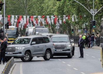 Vehicles arrive at the Turkish Presidency's Dolmabahce working office, where Russia and Ukraine direct talks might happen, in Istanbul, Turkey, May 16, 2025. REUTERS/Leonhard Foeger
