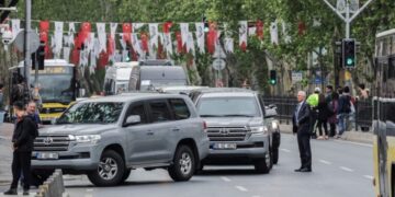 Vehicles arrive at the Turkish Presidency's Dolmabahce working office, where Russia and Ukraine direct talks might happen, in Istanbul, Turkey, May 16, 2025. REUTERS/Leonhard Foeger
