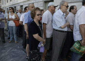 Συνταξιούχοι περιμένουν έξω από υποκατάστημα της Εθνικής Τράπεζας της Ελλάδος στην Αθήνα, Δευτέρα 20 Ιουλίου 2015. Άνοιξαν σήμερα όλα τα καταστήματα των τραπεζών, καθώς δημοσιεύθηκε στο ΦΕΚ η Πράξη Νομοθετικού Περιεχομένου για την άρση της «τραπεζικής αργίας». Παραμένουν όμως σε ισχύ τα capital controls, καθώς το όριο ανάληψης μετρητών παραμένει τα 60 ευρώ σε ημερήσια βάση. ΑΠΕ-ΜΠΕ/ΑΠΕ-ΜΠΕ/ΓΙΑΝΝΗΣ ΚΟΛΕΣΙΔΗΣ