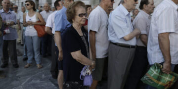 Συνταξιούχοι περιμένουν έξω από υποκατάστημα της Εθνικής Τράπεζας της Ελλάδος στην Αθήνα, Δευτέρα 20 Ιουλίου 2015. Άνοιξαν σήμερα όλα τα καταστήματα των τραπεζών, καθώς δημοσιεύθηκε στο ΦΕΚ η Πράξη Νομοθετικού Περιεχομένου για την άρση της «τραπεζικής αργίας». Παραμένουν όμως σε ισχύ τα capital controls, καθώς το όριο ανάληψης μετρητών παραμένει τα 60 ευρώ σε ημερήσια βάση. ΑΠΕ-ΜΠΕ/ΑΠΕ-ΜΠΕ/ΓΙΑΝΝΗΣ ΚΟΛΕΣΙΔΗΣ