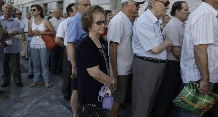 Συνταξιούχοι περιμένουν έξω από υποκατάστημα της Εθνικής Τράπεζας της Ελλάδος στην Αθήνα, Δευτέρα 20 Ιουλίου 2015. Άνοιξαν σήμερα όλα τα καταστήματα των τραπεζών, καθώς δημοσιεύθηκε στο ΦΕΚ η Πράξη Νομοθετικού Περιεχομένου για την άρση της «τραπεζικής αργίας». Παραμένουν όμως σε ισχύ τα capital controls, καθώς το όριο ανάληψης μετρητών παραμένει τα 60 ευρώ σε ημερήσια βάση. ΑΠΕ-ΜΠΕ/ΑΠΕ-ΜΠΕ/ΓΙΑΝΝΗΣ ΚΟΛΕΣΙΔΗΣ
