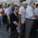 Συνταξιούχοι περιμένουν έξω από υποκατάστημα της Εθνικής Τράπεζας της Ελλάδος στην Αθήνα, Δευτέρα 20 Ιουλίου 2015. Άνοιξαν σήμερα όλα τα καταστήματα των τραπεζών, καθώς δημοσιεύθηκε στο ΦΕΚ η Πράξη Νομοθετικού Περιεχομένου για την άρση της «τραπεζικής αργίας». Παραμένουν όμως σε ισχύ τα capital controls, καθώς το όριο ανάληψης μετρητών παραμένει τα 60 ευρώ σε ημερήσια βάση. ΑΠΕ-ΜΠΕ/ΑΠΕ-ΜΠΕ/ΓΙΑΝΝΗΣ ΚΟΛΕΣΙΔΗΣ