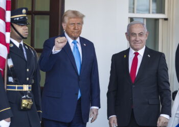 epa11875517 US President Donald Trump (L) greets Israeli Prime Minister Benjamin Netanyahu (R) as he arrives for a bilateral meeting with the president outside the West Wing of the White House in Washington, DC 04 February 2025. The two are expected to discuss plans for a cease-fire in Gaza. It is President Trump's first meeting at the White House with a world leader since he returned to the White House.  EPA/JIM LO SCALZO