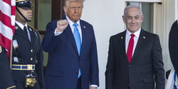 epa11875517 US President Donald Trump (L) greets Israeli Prime Minister Benjamin Netanyahu (R) as he arrives for a bilateral meeting with the president outside the West Wing of the White House in Washington, DC 04 February 2025. The two are expected to discuss plans for a cease-fire in Gaza. It is President Trump's first meeting at the White House with a world leader since he returned to the White House.  EPA/JIM LO SCALZO