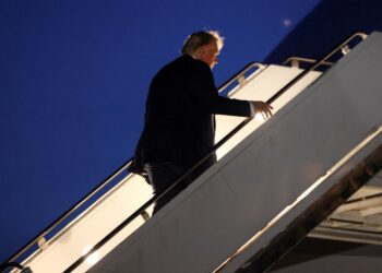 U.S. President Donald Trump boards Air Force One as he departs early from the G7 Leaders' Summit in the Rocky Mountain resort town of Kananaskis to return to Washington, at Calgary International Airport in Calgary, Alberta, Canada, June 16, 2025.  REUTERS/Kevin Lamarque