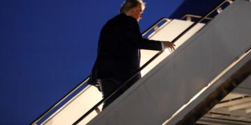 U.S. President Donald Trump boards Air Force One as he departs early from the G7 Leaders' Summit in the Rocky Mountain resort town of Kananaskis to return to Washington, at Calgary International Airport in Calgary, Alberta, Canada, June 16, 2025.  REUTERS/Kevin Lamarque