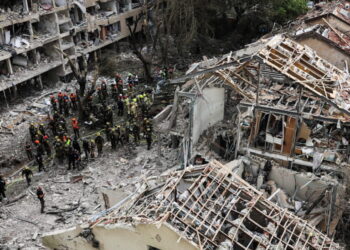 Rescuers and security personnel work at the impacted site after a missile attack from Iran, amid the Iran-Israel conflict in Tel Aviv, Israel June 22, 2025. REUTERS/Tomer Appelbaum ISRAEL OUT. NO COMMERCIAL OR EDITORIAL SALES IN ISRAEL.     TPX IMAGES OF THE DAY