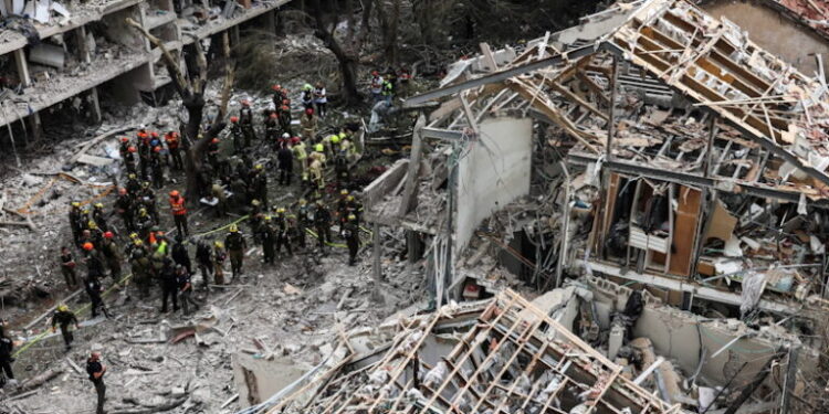 Rescuers and security personnel work at the impacted site after a missile attack from Iran, amid the Iran-Israel conflict in Tel Aviv, Israel June 22, 2025. REUTERS/Tomer Appelbaum ISRAEL OUT. NO COMMERCIAL OR EDITORIAL SALES IN ISRAEL.     TPX IMAGES OF THE DAY