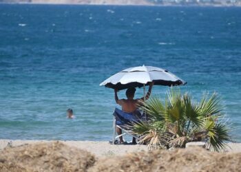 ΝΑΥΠΛΙΟ - ΑΝΟΔΟΣ ΤΗΣ ΘΕΡΜΟΚΡΑΣΙΑΣ ΣΤΙΓΜΙΟΤΥΠΟ ΑΠΟ ΤΙΣ ΠΑΡΑΛΙΕΣ. (ΒΑΣΙΛΗΣ ΠΑΠΑΔΟΠΟΥΛΟΣ/EUROKINISSI)