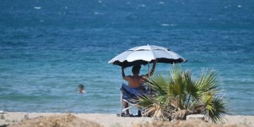 ΝΑΥΠΛΙΟ - ΑΝΟΔΟΣ ΤΗΣ ΘΕΡΜΟΚΡΑΣΙΑΣ ΣΤΙΓΜΙΟΤΥΠΟ ΑΠΟ ΤΙΣ ΠΑΡΑΛΙΕΣ. (ΒΑΣΙΛΗΣ ΠΑΠΑΔΟΠΟΥΛΟΣ/EUROKINISSI)