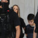 ΣΗΜΕΙΩΣΗ ΓΙΑ ΤΟΥΣ EDITORS. ΠΡΟΣΟΧΗ: Η φωτογραφία έχει ληφθεί χωρίς τη ρητή άδεια των εικονιζόμενων. Η δημοσίευση των χαρακτηριστικών τους γίνεται αποκλειστικά με ευθύνη του συνδρομητή. Η Ειρήνη Μουρτζούκου συνοδευόμενη από άνδρες της ΕΛΑΣ αναχωρεί από την ΓΑΔΑ προκειμένου να πάει στην Πάτρα, στον ανακριτή Αχαΐας μετά την σύλληψη της από το Τμήμα Εγκλημάτων Κατά Ζωής της Διεύθυνσης Οργανωμένου Εγκλήματος κατόπιν σχετικού εντάλματος από τον ανακριτή Αχαΐας για ανθρωποκτονία με δόλο κατά συρροή τετελεσμένη και σε απόπειρα κατ΄εξακολούθηση και μη. Κατηγορείται για τη δολοφονία των δύο παιδιών της και ενός ακόμη βρέφους καθώς και για μια απόπειρα δολοφονίας μιας ενήλικης γυναίκας. Κυριακή 13 Ιουλίου 2025. ΑΠΕ-ΜΠΕ/ΑΠΕ-ΜΠΕ/ΑΛΕΞΑΝΔΡΟΣ ΒΛΑΧΟΣ