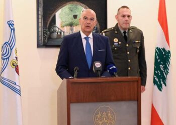 (Ξένη Δημοσίευση) Ο Υπουργός Εθνικής Άμυνας Νίκος Δένδιας είχε συνάντηση σήμερα, Παρασκευή 18 Ιουλίου 2025, με τον Μακαριώτατο Πατριάρχη Αντιοχείας κ.κ. Ιωάννη Ί, στο πλαίσιο της επίσκεψης που πραγματοποιεί στον Λίβανο. Συνοδευόμενος από τον Γενικό Γραμματέα Θρησκευμάτων Γιώργο Καλαντζή, ο Υπουργός μετέβη στην Μπαλαμάντ όπου βρίσκεται η Πατριαρχική Έδρα και έγινε δεκτός από τον Μακαριώτατο. Στη διάρκεια της συνάντησης εξετάσθηκε το ζήτημα προστασίας των χριστιανικών πληθυσμών στην περιοχή και ιδιαίτερα στον Λίβανο και τη Συρία. Ο κ. Δένδιας εξέφρασε τον αποτροπιασμό του και τα ειλικρινή συλλυπητήριά του για τον θάνατο των Ελληνορθόδοξων πιστών στον Ιερό Ναό του Προφήτη Ηλία, καθώς και το ενδιαφέρον της Ελλάδας για το Πατριαρχείο και το ποίμνιό του. Συζητήθηκε επιπροσθέτως η πορεία του προγράμματος ελληνομάθειας στο Πανεπιστήμιο Μπαλαμάντ. ΑΠΕ-ΜΠΕ/ΓΡΑΦΕΙΟ ΤΥΠΟΥ ΥΠΕΘΑ/STR