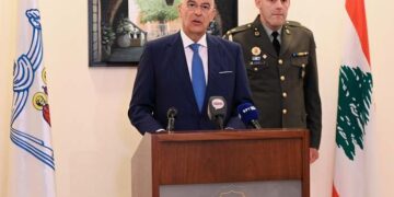 (Ξένη Δημοσίευση) Ο Υπουργός Εθνικής Άμυνας Νίκος Δένδιας είχε συνάντηση σήμερα, Παρασκευή 18 Ιουλίου 2025, με τον Μακαριώτατο Πατριάρχη Αντιοχείας κ.κ. Ιωάννη Ί, στο πλαίσιο της επίσκεψης που πραγματοποιεί στον Λίβανο. Συνοδευόμενος από τον Γενικό Γραμματέα Θρησκευμάτων Γιώργο Καλαντζή, ο Υπουργός μετέβη στην Μπαλαμάντ όπου βρίσκεται η Πατριαρχική Έδρα και έγινε δεκτός από τον Μακαριώτατο. Στη διάρκεια της συνάντησης εξετάσθηκε το ζήτημα προστασίας των χριστιανικών πληθυσμών στην περιοχή και ιδιαίτερα στον Λίβανο και τη Συρία. Ο κ. Δένδιας εξέφρασε τον αποτροπιασμό του και τα ειλικρινή συλλυπητήριά του για τον θάνατο των Ελληνορθόδοξων πιστών στον Ιερό Ναό του Προφήτη Ηλία, καθώς και το ενδιαφέρον της Ελλάδας για το Πατριαρχείο και το ποίμνιό του. Συζητήθηκε επιπροσθέτως η πορεία του προγράμματος ελληνομάθειας στο Πανεπιστήμιο Μπαλαμάντ. ΑΠΕ-ΜΠΕ/ΓΡΑΦΕΙΟ ΤΥΠΟΥ ΥΠΕΘΑ/STR