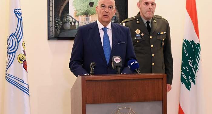 (Ξένη Δημοσίευση) Ο Υπουργός Εθνικής Άμυνας Νίκος Δένδιας είχε συνάντηση σήμερα, Παρασκευή 18 Ιουλίου 2025, με τον Μακαριώτατο Πατριάρχη Αντιοχείας κ.κ. Ιωάννη Ί, στο πλαίσιο της επίσκεψης που πραγματοποιεί στον Λίβανο. Συνοδευόμενος από τον Γενικό Γραμματέα Θρησκευμάτων Γιώργο Καλαντζή, ο Υπουργός μετέβη στην Μπαλαμάντ όπου βρίσκεται η Πατριαρχική Έδρα και έγινε δεκτός από τον Μακαριώτατο. Στη διάρκεια της συνάντησης εξετάσθηκε το ζήτημα προστασίας των χριστιανικών πληθυσμών στην περιοχή και ιδιαίτερα στον Λίβανο και τη Συρία. Ο κ. Δένδιας εξέφρασε τον αποτροπιασμό του και τα ειλικρινή συλλυπητήριά του για τον θάνατο των Ελληνορθόδοξων πιστών στον Ιερό Ναό του Προφήτη Ηλία, καθώς και το ενδιαφέρον της Ελλάδας για το Πατριαρχείο και το ποίμνιό του. Συζητήθηκε επιπροσθέτως η πορεία του προγράμματος ελληνομάθειας στο Πανεπιστήμιο Μπαλαμάντ. ΑΠΕ-ΜΠΕ/ΓΡΑΦΕΙΟ ΤΥΠΟΥ ΥΠΕΘΑ/STR