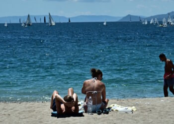 Στιγμιότυπο από την παραλία Εδέμ στο Παλαιό Φάληρο, Κυριακή 18 Μαΐου 2025. Ο ανοιξιάτικος καιρός και οι υψηλές θερμοκρασίες της εποχής οδήγησαν πολύ κόσμο στις παραλίες της Αττικής. 
(ΚΩΣΤΑΣ ΤΖΟΥΜΑΣ/EUROKINISSI)