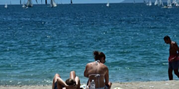 Στιγμιότυπο από την παραλία Εδέμ στο Παλαιό Φάληρο, Κυριακή 18 Μαΐου 2025. Ο ανοιξιάτικος καιρός και οι υψηλές θερμοκρασίες της εποχής οδήγησαν πολύ κόσμο στις παραλίες της Αττικής. 
(ΚΩΣΤΑΣ ΤΖΟΥΜΑΣ/EUROKINISSI)