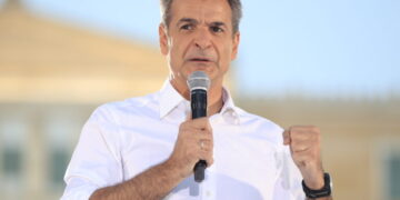 Ομιλία του Πρωθυπουργού και Προέδρου της Νέας Δημοκρατίας Κυριάκου Μητσοτάκη στην κεντρική προεκλογική συγκέντρωση του κόμματος στην πλατεία Συντάγματος, στην Αθήνα, Παρασκευή 7 Ιουνίου 2024. 
(ΓΙΩΡΓΟΣ ΚΟΝΤΑΡΙΝΗΣ/EUROKINISSI)