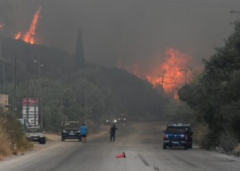 Πυρκαγιά στην Βιομηχανική Περιοχή της Πάτρας, την  Τρίτη  12 Αυγούστου 2025. Ισχυροί άνεμοι με ριπές 9 μποφόρ πνέουν στην Αχαΐα, όπου οι πυροσβεστικές δυνάμεις δίνουν τιτάνια μάχη για να προστατεύσουν περιουσίες και να θέσουν υπό έλεγχο τις πυρκαγιές. Σύμφωνα με πηγές του Υπουργείου Κλιματικής Κρίσης και Πολιτικής Προστασίας, είχαμε συνολικά μέχρι τώρα τρεις πυρκαγιές. Η πρώτη και κύρια πυρκαγιά εκδηλώθηκε στην περιοχή Ίσωμα, κοντά στη Βιομηχανική Περιοχή. Είναι σε πλήρη εξέλιξη και για την κατάσβεση της επιχειρούν συνολικά 20 εναέρια μέσα που εναλλάσσονται, εκ των οποίων ένα ελικόπτερο είναι για τον συντονισμό τους. Η φωτιά κινείται προς Κάτω Αλισσό. Η δεύτερη πυρκαγιά είναι στην περιοχή Γλαύκος, η οποία, σύμφωνα με τις ίδιες πηγές, έχει ελεγχθεί. Η τρίτη είναι στην περιοχή Πλατάνι και είναι σε εξέλιξη πλησίον κατοικημένης περιοχής. Εκτός από τα επίγεια μέσα για την κατάσβεση της επιχειρούν και δύο αεροσκάφη καναντέρ. ΑΠΕ ΜΠΕ/ΑΠΕ ΜΠΕ/ΓΙΩΤΑ ΛΟΤΣΑΡΗ