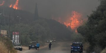 Πυρκαγιά στην Βιομηχανική Περιοχή της Πάτρας, την  Τρίτη  12 Αυγούστου 2025. Ισχυροί άνεμοι με ριπές 9 μποφόρ πνέουν στην Αχαΐα, όπου οι πυροσβεστικές δυνάμεις δίνουν τιτάνια μάχη για να προστατεύσουν περιουσίες και να θέσουν υπό έλεγχο τις πυρκαγιές. Σύμφωνα με πηγές του Υπουργείου Κλιματικής Κρίσης και Πολιτικής Προστασίας, είχαμε συνολικά μέχρι τώρα τρεις πυρκαγιές. Η πρώτη και κύρια πυρκαγιά εκδηλώθηκε στην περιοχή Ίσωμα, κοντά στη Βιομηχανική Περιοχή. Είναι σε πλήρη εξέλιξη και για την κατάσβεση της επιχειρούν συνολικά 20 εναέρια μέσα που εναλλάσσονται, εκ των οποίων ένα ελικόπτερο είναι για τον συντονισμό τους. Η φωτιά κινείται προς Κάτω Αλισσό. Η δεύτερη πυρκαγιά είναι στην περιοχή Γλαύκος, η οποία, σύμφωνα με τις ίδιες πηγές, έχει ελεγχθεί. Η τρίτη είναι στην περιοχή Πλατάνι και είναι σε εξέλιξη πλησίον κατοικημένης περιοχής. Εκτός από τα επίγεια μέσα για την κατάσβεση της επιχειρούν και δύο αεροσκάφη καναντέρ. ΑΠΕ ΜΠΕ/ΑΠΕ ΜΠΕ/ΓΙΩΤΑ ΛΟΤΣΑΡΗ
