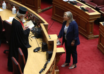 Η νέα βουλευτής της ΝΔ, Στέλλα Αραμπατζή, που παίρνει τη θέση του θανόντος βουλευτή Απόστολου Βεσυρόπουλου, ορκίζεται στην Ολομέλεια της Βουλής, πριν την έναρξη της μόνης συζήτησης και ψήφισης επί της αρχής, των άρθρων και του συνόλου του σχεδίου νόμου: «Αναμόρφωση του πειθαρχικού δικαίου των υπαλλήλων του δημόσιου τομέα, σύσταση Ελληνικού Κέντρου Εμπειρογνωμοσύνης Διοικητικών Μεταρρυθμίσεων και λοιπές διατάξεις», Αθήνα Πέμπτη 28 Αυγούστου 2025.  ΑΠΕ-ΜΠΕ/ΑΠΕ-ΜΠΕ/ΓΙΑΝΝΗΣ ΚΟΛΕΣΙΔΗΣ