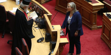 Η νέα βουλευτής της ΝΔ, Στέλλα Αραμπατζή, που παίρνει τη θέση του θανόντος βουλευτή Απόστολου Βεσυρόπουλου, ορκίζεται στην Ολομέλεια της Βουλής, πριν την έναρξη της μόνης συζήτησης και ψήφισης επί της αρχής, των άρθρων και του συνόλου του σχεδίου νόμου: «Αναμόρφωση του πειθαρχικού δικαίου των υπαλλήλων του δημόσιου τομέα, σύσταση Ελληνικού Κέντρου Εμπειρογνωμοσύνης Διοικητικών Μεταρρυθμίσεων και λοιπές διατάξεις», Αθήνα Πέμπτη 28 Αυγούστου 2025.  ΑΠΕ-ΜΠΕ/ΑΠΕ-ΜΠΕ/ΓΙΑΝΝΗΣ ΚΟΛΕΣΙΔΗΣ
