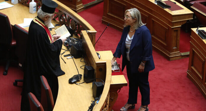 Η νέα βουλευτής της ΝΔ, Στέλλα Αραμπατζή, που παίρνει τη θέση του θανόντος βουλευτή Απόστολου Βεσυρόπουλου, ορκίζεται στην Ολομέλεια της Βουλής, πριν την έναρξη της μόνης συζήτησης και ψήφισης επί της αρχής, των άρθρων και του συνόλου του σχεδίου νόμου: «Αναμόρφωση του πειθαρχικού δικαίου των υπαλλήλων του δημόσιου τομέα, σύσταση Ελληνικού Κέντρου Εμπειρογνωμοσύνης Διοικητικών Μεταρρυθμίσεων και λοιπές διατάξεις», Αθήνα Πέμπτη 28 Αυγούστου 2025.  ΑΠΕ-ΜΠΕ/ΑΠΕ-ΜΠΕ/ΓΙΑΝΝΗΣ ΚΟΛΕΣΙΔΗΣ