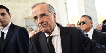 Κηδεία της Λένας Σαμαρά, κόρης του πρώην πρωθυπουργού Αντώνη Σαμαρά, από τον Ιερό Ναό Αγίων Θεοδώρων, στο Α' Κοιμητήριο Αθηνών, Δευτέρα 11 Αυγούστου 2025. Η Λένα Σαμαρά πέθανε το βράδυ της Πέμπτης(7/8) σε ηλικία 34 ετών. Άφησε την τελευταία της πνοή από ανακοπή στο νοσοκομείο Ευαγγελισμός. 
(ΜΙΧΑΛΗΣ ΚΑΡΑΓΙΑΝΝΗΣ/EUROKINISSI)
