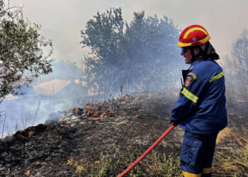 Πυροσβέστης επιχειρεί στην κατάσβεση φωτιάς που ξέσπασε κοντά στην κοινότητα Αγαλά στη Ζάκυνθο, Τρίτη 12 Αυγούστου 2025. Στη Ζάκυνθο οι πολύ ισχυροί άνεμοι αλλά και η αλλαγή της κατεύθυνσής τους έχουν οδηγήσει την πυρκαγιά στις αυλές των πρώτων σπιτιών στον Αγαλά. Επιχειρούν ισχυρές πυροσβεστικές δυνάμεις που προσπαθούν να ελέγξουν τη φωτιά.  ΑΠΕ-ΜΠΕ/ΑΠΕ-ΜΠΕ/ΚΩΣΤΑΣ ΣΥΝΕΤΟΣ