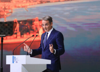 Ο πρωθυπουργός Κυριάκος Μητσοτάκης μιλάει κατά τη διάρκεια των εγκαινίων της 89ης ΔΕΘ, όπου παρουσιάζει τους βασικούς άξονες της οικονομικής πολιτικής της κυβέρνησης για το επόμενο διάστημα στο συνεδριακό κέντρο «Ι. Βελλίδης», το Σάββατο 6 Σεπτεμβρίου 2025. Με 1100 εκθέτες σε 33.000 τετραγωνικά μέτρα εκθεσιακού χώρου και με εκδηλώσεις «γέφυρες» ανάμεσα στο παρελθόν, το παρόν και το μέλλον ξεκίνησε σήμερα τη λειτουργία της η 89η Διεθνής Έκθεση Θεσσαλονίκης (ΔΕΘ), που εγκαινιάστηκε από τον πρωθυπουργό Κυριάκο Μητσοτάκη. Η εκατοστή επέτειος από την ίδρυσή της, το 1925, δίνει το ιδιαίτερο στίγμα της φετινής διοργάνωσης. Η έκθεση έχει διάρκεια 6-14 Σεπτεμβρίου. ΑΠΕ-ΜΠΕ/ΑΠΕ-ΜΠΕ/ΝΙΚΟΣ ΑΡΒΑΝΙΤΙΔΗΣ