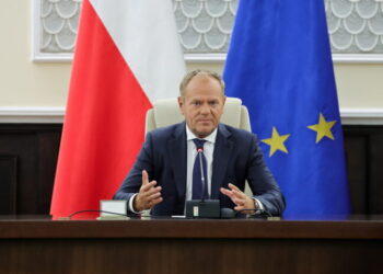 epa12366540 Prime Minister Donald Tusk speaks during an extraordinary government meeting at the Chancellery of the Prime Minister in Warsaw, Poland, 10 September 2025, held in connection with the nighttime violation of Polish airspace by Russian drones.  EPA/Szymon Pulcyn  POLAND OUT