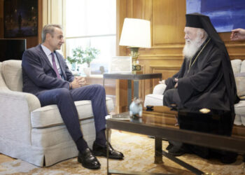(ΞΕΝΗ ΔΗΜΟΣΙΕΥΣΗ) Ο Πρωθυπουργός Κυριάκος Μητσοτάκης συναντήθηκε με τον Αρχιεπίσκοπο Αθηνών και πάσης Ελλάδος κ. Ιερώνυμο, στο Μέγαρο Μαξίμου, την Τρίτη 8 Σεπτεμβρίου 2025. ΑΠΕ-ΜΠΕ/ΓΡΑΦΕΙΟ ΤΥΠΟΥ ΠΡΩΘΥΠΟΥΡΓΟΥ/ΔΗΜΗΤΡΗΣ ΠΑΠΑΜΗΤΣΟΣ
