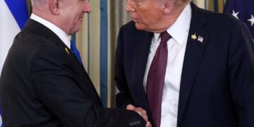 U.S. President Donald Trump and Israeli Prime Minister Benjamin Netanyahu shake hands at a joint press conference in the State Dining Room at the White House in Washington, D.C., U.S., September 29, 2025. REUTERS/Jonathan Ernst