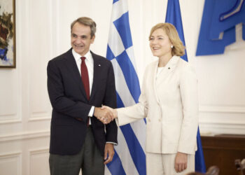 (Ξένη Δημοσίευση) Ο πρωθυπουργός Κυριάκος Μητσοτάκης συναντάται με την Εκτελεστική Αντιπρόεδρο της Ευρωπαϊκής Επιτροπής αρμόδια για την Τεχνολογική Κυριαρχία, την Ασφάλεια και τη Δημοκρατία, Henna Virkkunen στο Μέγαρο Μαξίμου, Αθήνα Παρασκευή 3 Οκτωβρίου 2025. Ο Πρωθυπουργός Κυριάκος Μητσοτάκης συναντήθηκε με την Εκτελεστική Αντιπρόεδρο της Ευρωπαϊκής Επιτροπής αρμόδια για την Τεχνολογική Κυριαρχία, την Ασφάλεια και τη Δημοκρατία, Henna Virkkunen, στο Μέγαρο Μαξίμου. Κατά τη διάρκεια της συνάντησης συζητήθηκαν θέματα του χαρτοφυλακίου της κας Virkkunen, με έμφαση στην τεχνητή νοημοσύνη και τα ευρωπαϊκά AI Factories, την κυβερνοασφάλεια, τους τρόπους αντίδρασης της ΕΕ σε εκστρατείες παραπληροφόρησης, καθώς και την ανάγκη ενίσχυσης της αμυντικής τεχνολογίας της ΕΕ. ΑΠΕ-ΜΠΕ/ΓΡΑΦΕΙΟ ΤΥΠΟΥ ΠΡΩΘΥΠΟΥΡΓΟΥ/ΔΗΜΗΤΡΗΣ ΠΑΠΑΜΗΤΣΟΣ