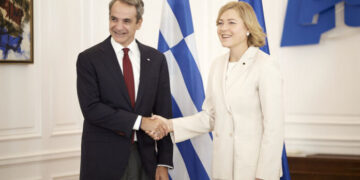 (Ξένη Δημοσίευση) Ο πρωθυπουργός Κυριάκος Μητσοτάκης συναντάται με την Εκτελεστική Αντιπρόεδρο της Ευρωπαϊκής Επιτροπής αρμόδια για την Τεχνολογική Κυριαρχία, την Ασφάλεια και τη Δημοκρατία, Henna Virkkunen στο Μέγαρο Μαξίμου, Αθήνα Παρασκευή 3 Οκτωβρίου 2025. Ο Πρωθυπουργός Κυριάκος Μητσοτάκης συναντήθηκε με την Εκτελεστική Αντιπρόεδρο της Ευρωπαϊκής Επιτροπής αρμόδια για την Τεχνολογική Κυριαρχία, την Ασφάλεια και τη Δημοκρατία, Henna Virkkunen, στο Μέγαρο Μαξίμου. Κατά τη διάρκεια της συνάντησης συζητήθηκαν θέματα του χαρτοφυλακίου της κας Virkkunen, με έμφαση στην τεχνητή νοημοσύνη και τα ευρωπαϊκά AI Factories, την κυβερνοασφάλεια, τους τρόπους αντίδρασης της ΕΕ σε εκστρατείες παραπληροφόρησης, καθώς και την ανάγκη ενίσχυσης της αμυντικής τεχνολογίας της ΕΕ. ΑΠΕ-ΜΠΕ/ΓΡΑΦΕΙΟ ΤΥΠΟΥ ΠΡΩΘΥΠΟΥΡΓΟΥ/ΔΗΜΗΤΡΗΣ ΠΑΠΑΜΗΤΣΟΣ