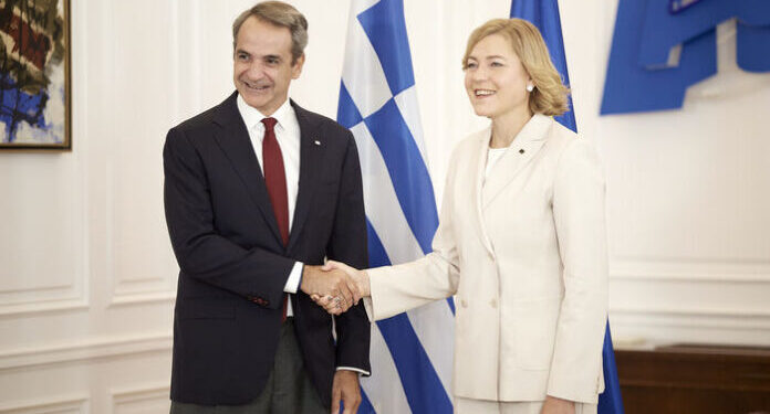 (Ξένη Δημοσίευση) Ο πρωθυπουργός Κυριάκος Μητσοτάκης συναντάται με την Εκτελεστική Αντιπρόεδρο της Ευρωπαϊκής Επιτροπής αρμόδια για την Τεχνολογική Κυριαρχία, την Ασφάλεια και τη Δημοκρατία, Henna Virkkunen στο Μέγαρο Μαξίμου, Αθήνα Παρασκευή 3 Οκτωβρίου 2025. Ο Πρωθυπουργός Κυριάκος Μητσοτάκης συναντήθηκε με την Εκτελεστική Αντιπρόεδρο της Ευρωπαϊκής Επιτροπής αρμόδια για την Τεχνολογική Κυριαρχία, την Ασφάλεια και τη Δημοκρατία, Henna Virkkunen, στο Μέγαρο Μαξίμου. Κατά τη διάρκεια της συνάντησης συζητήθηκαν θέματα του χαρτοφυλακίου της κας Virkkunen, με έμφαση στην τεχνητή νοημοσύνη και τα ευρωπαϊκά AI Factories, την κυβερνοασφάλεια, τους τρόπους αντίδρασης της ΕΕ σε εκστρατείες παραπληροφόρησης, καθώς και την ανάγκη ενίσχυσης της αμυντικής τεχνολογίας της ΕΕ. ΑΠΕ-ΜΠΕ/ΓΡΑΦΕΙΟ ΤΥΠΟΥ ΠΡΩΘΥΠΟΥΡΓΟΥ/ΔΗΜΗΤΡΗΣ ΠΑΠΑΜΗΤΣΟΣ