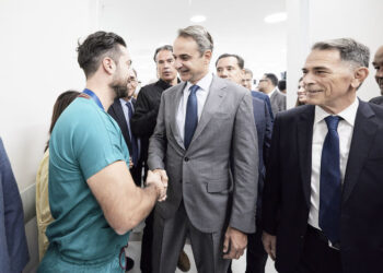 (Ξένη Δημοσίευση) Ο πρωθυπουργός Κυριάκος Μητσοτάκης συνομιλεί με εργαζόμενους κατά τη διάρκεια της τελετής εγκαινίων του νέου Πανεπιστημιακού Ογκολογικού Κέντρου «ΑΘΗΝΑ ΙΩΑΝ. ΜΑΡΤΙΝΟΥ» και του νέου Τμήματος Επειγόντων Περιστατικών στο ΠΓΝ Αττικόν, Αθήνα, Τετάρτη 15 Οκτωβρίου 2025. ΑΠΕ-ΜΠΕ/ΓΡΑΦΕΙΟ ΤΥΠΟΥ ΠΡΩΘΥΠΟΥΡΓΟΥ/ΔΗΜΗΤΡΗΣ ΠΑΠΑΜΗΤΣΟΣ