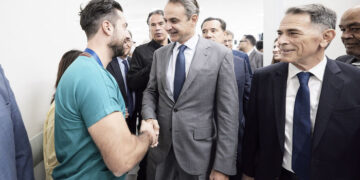 (Ξένη Δημοσίευση) Ο πρωθυπουργός Κυριάκος Μητσοτάκης συνομιλεί με εργαζόμενους κατά τη διάρκεια της τελετής εγκαινίων του νέου Πανεπιστημιακού Ογκολογικού Κέντρου «ΑΘΗΝΑ ΙΩΑΝ. ΜΑΡΤΙΝΟΥ» και του νέου Τμήματος Επειγόντων Περιστατικών στο ΠΓΝ Αττικόν, Αθήνα, Τετάρτη 15 Οκτωβρίου 2025. ΑΠΕ-ΜΠΕ/ΓΡΑΦΕΙΟ ΤΥΠΟΥ ΠΡΩΘΥΠΟΥΡΓΟΥ/ΔΗΜΗΤΡΗΣ ΠΑΠΑΜΗΤΣΟΣ